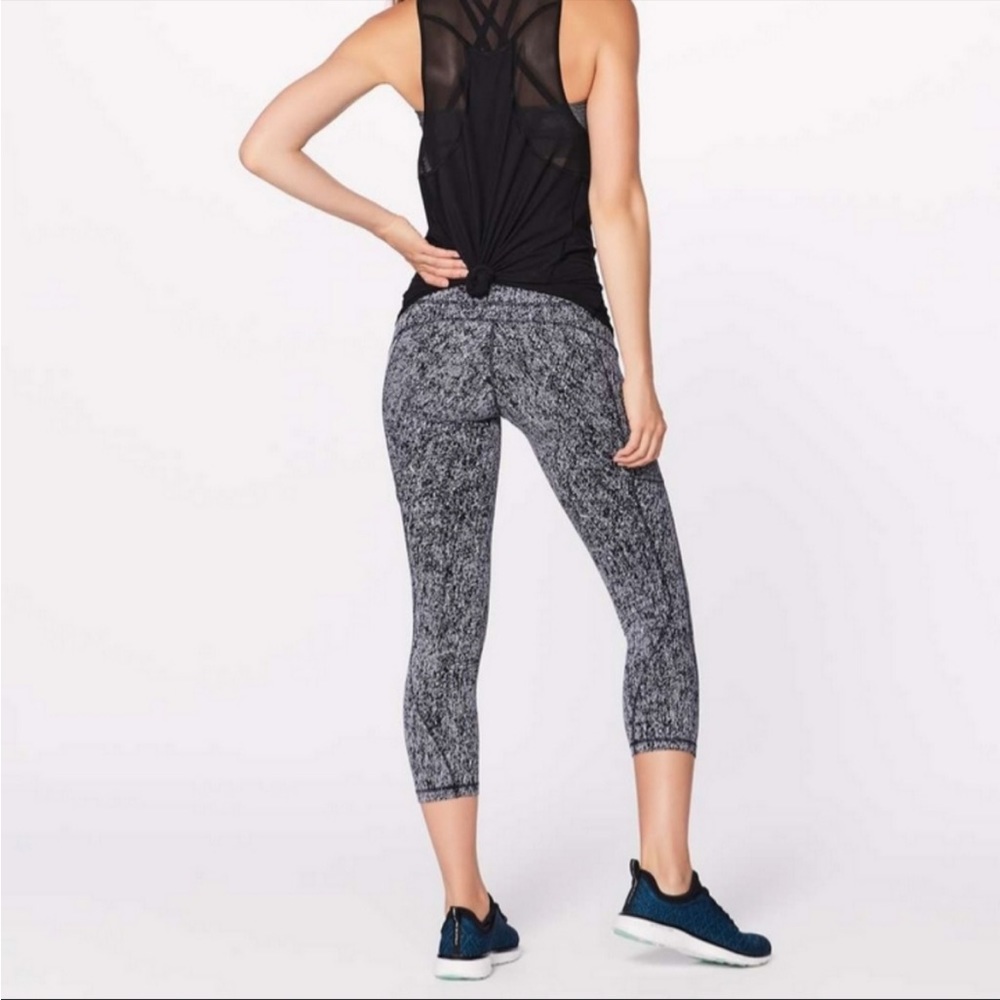 Lululemon Run On Crop Capris Leggings Grey Marble Print Size 6 Raw Hem High Rise